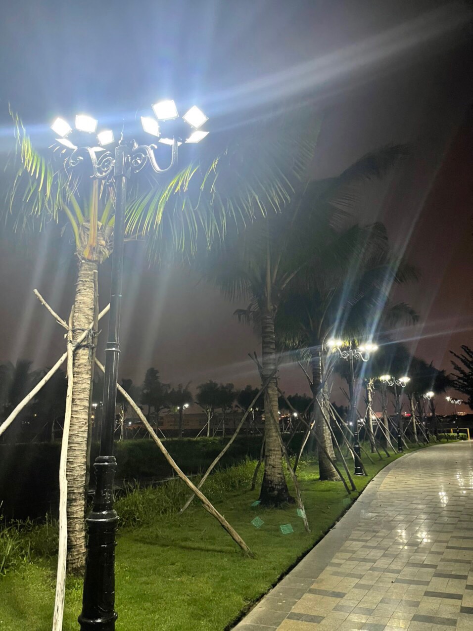 Đèn chiếu sáng sân vườn, công viên năng lượng mặt trời UFO-150W