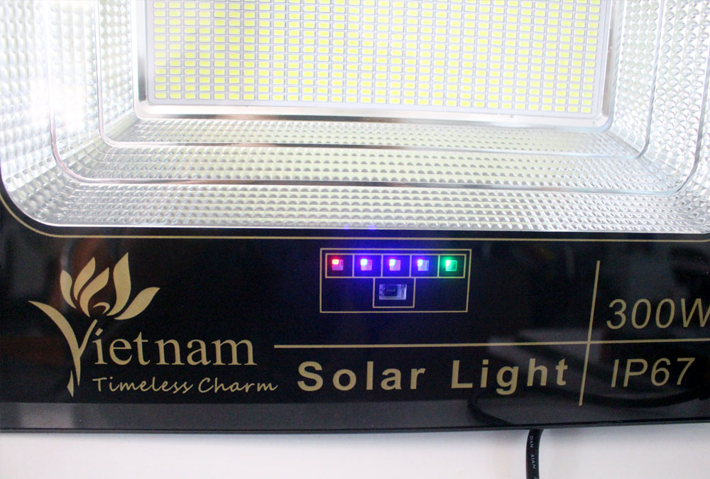 Đèn pha năng lượng mặt trời 300w Vietnam XN-JBP300 siêu sáng