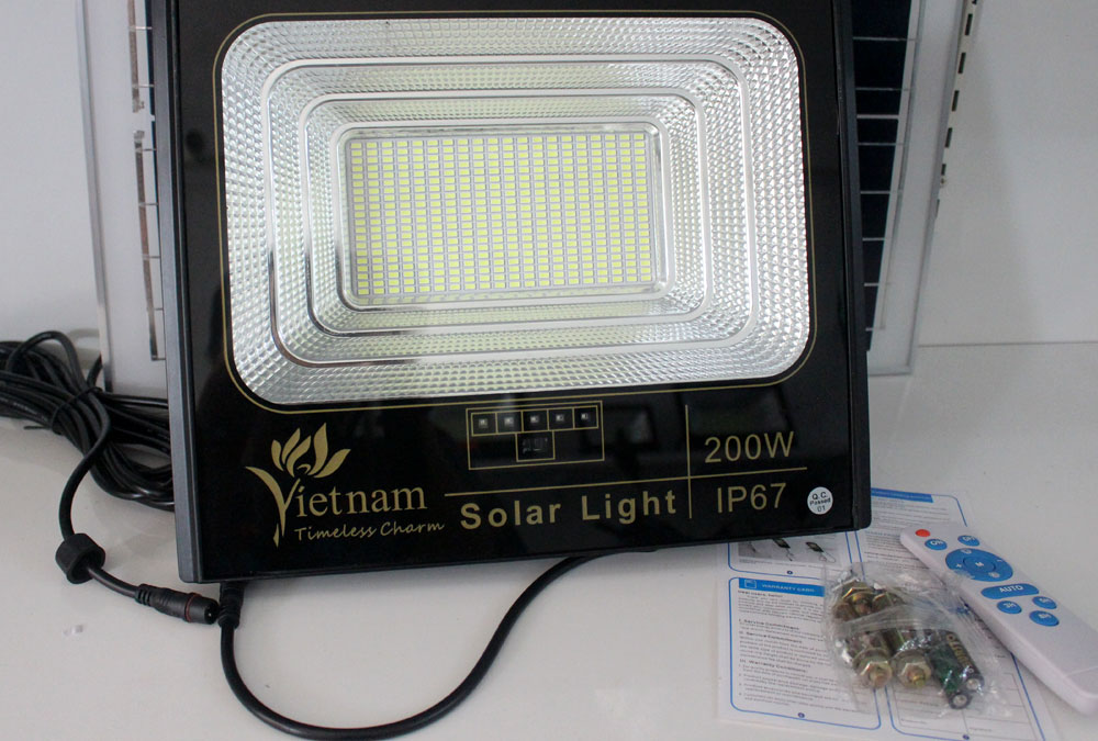 Đèn pha năng lượng mặt trời 200w Vietnam XN-JBP200 siêu sáng