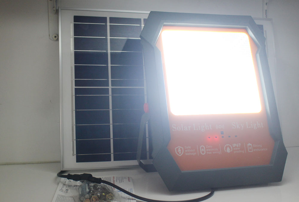 Đèn pha năng lượng mặt trời 300w Xenon XN-CS300 vỏ nhựa giá rẻ