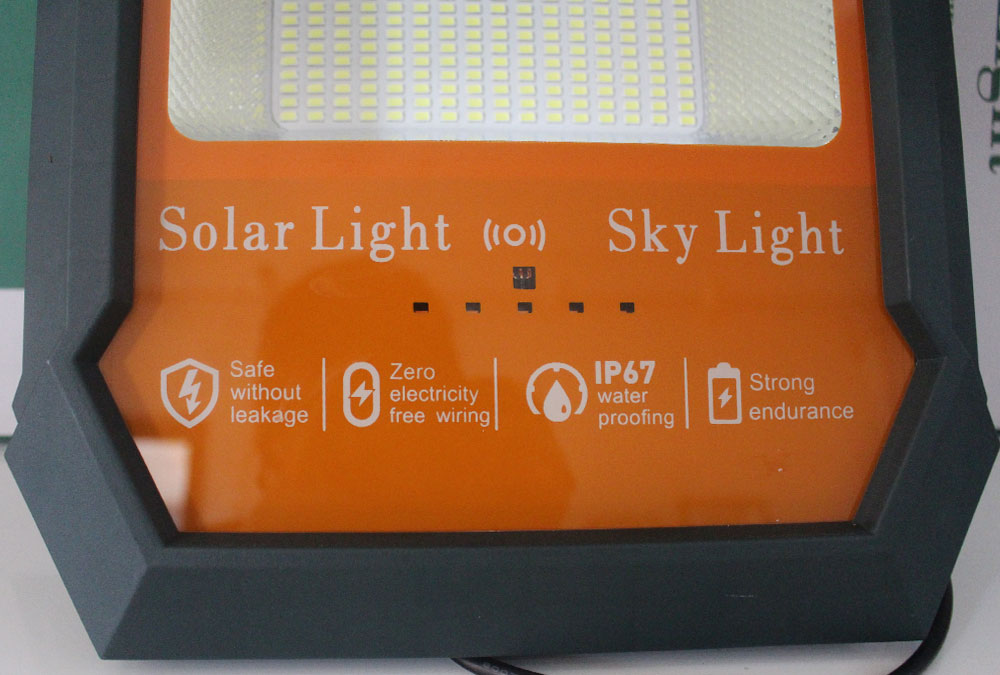 Đèn pha năng lượng mặt trời 300w Xenon XN-CS300 vỏ nhựa giá rẻ
