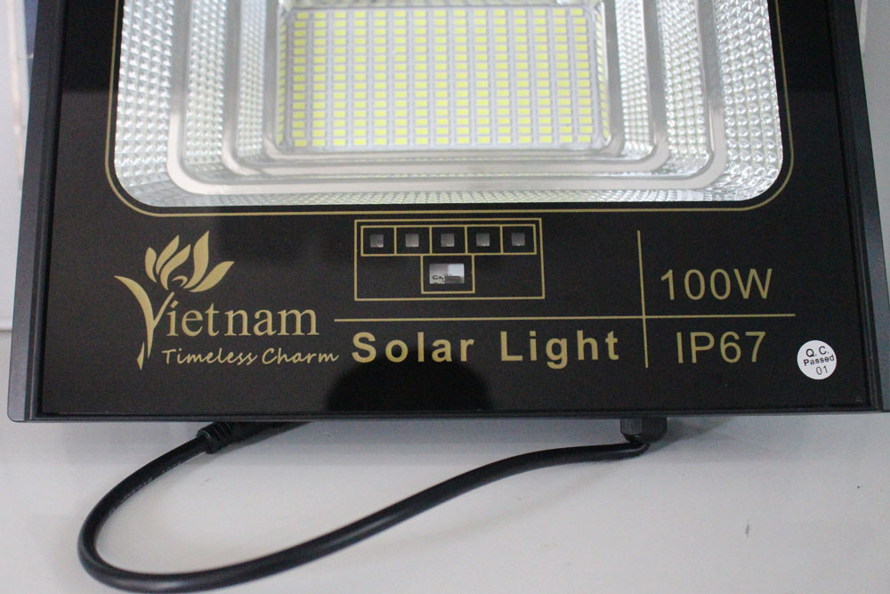 Đèn pha năng lượng mặt trời 100w Vietnam XN-JBP100 siêu sáng