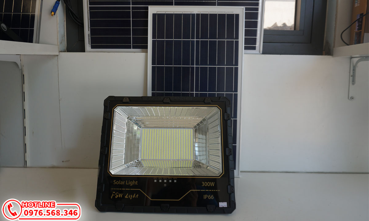 Đèn pha năng lượng mặt trời 300w giá rẻ FSW F1-300w