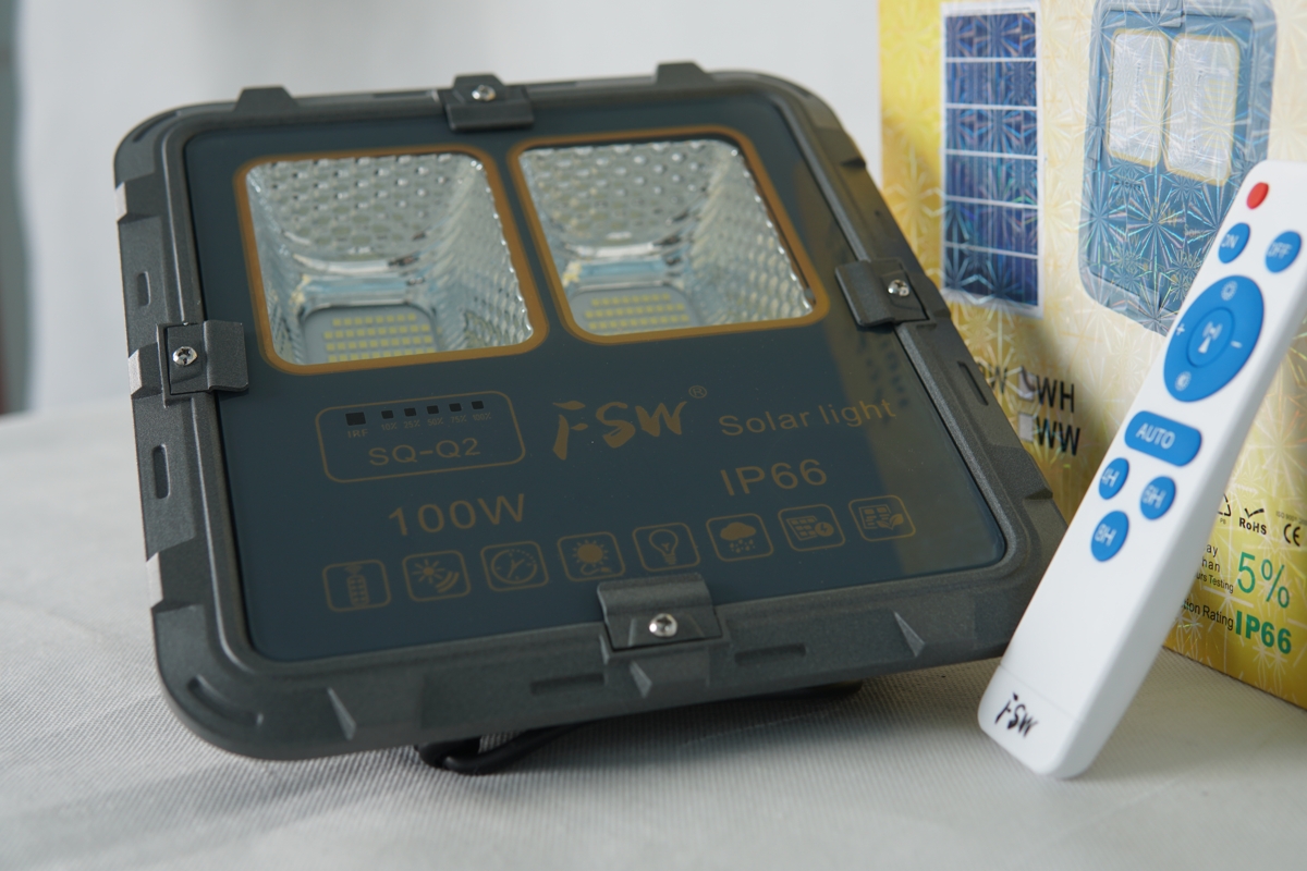 đèn pha năng lượng SFW 100W 2021